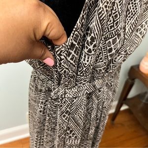 Beautiful and unique pattern brown and beige/white dress with belt Avenue